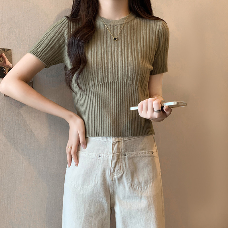 เสื้อยืดแขนสั้นสีขาบรูปแบบใหม่สำหรับฤดูใบไม้ผลิและฤดูร้อน ดีไซน์รอบคอแคบและเอวกระชับ พอดีตัว