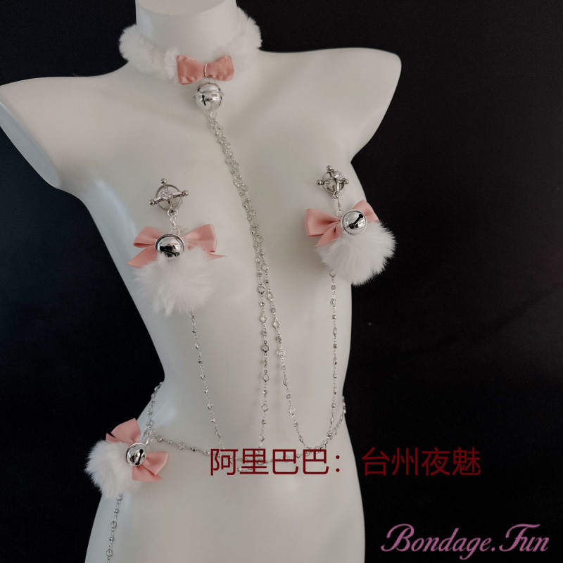ชุดเครื่องประดับแฟชั่นคริสต์มาส Fluff Collar สีขาว, Bow Bell สีชมพู, หัวนม Clamps และ Body Chain จากโลหะผสม