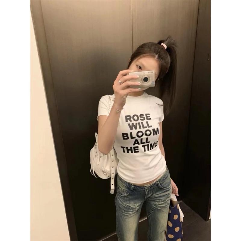 iPinkพร้อมส่ง🥐เสื้อครอปท็อป เสื้อยืดคอกลม แขนสั้น  เสื้อรัดรูป พิมพ์ลายตัวอักษร สไตล์เกาหลี แฟชั่นฮาราจูกุ สไตล์วินเทจ - รูปที่ 4
