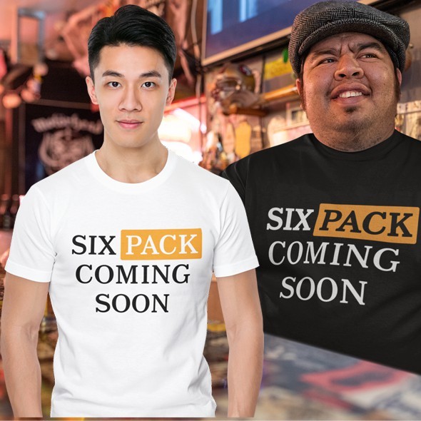การออกแบบเดิมเสื้อยืดผู้ชาย เสื้อไซส์ใหญ่ สกรีนแฟชั่น Six Pack Coming Soon เสื้อคนอ้วน XL ถึง 4XL 5X