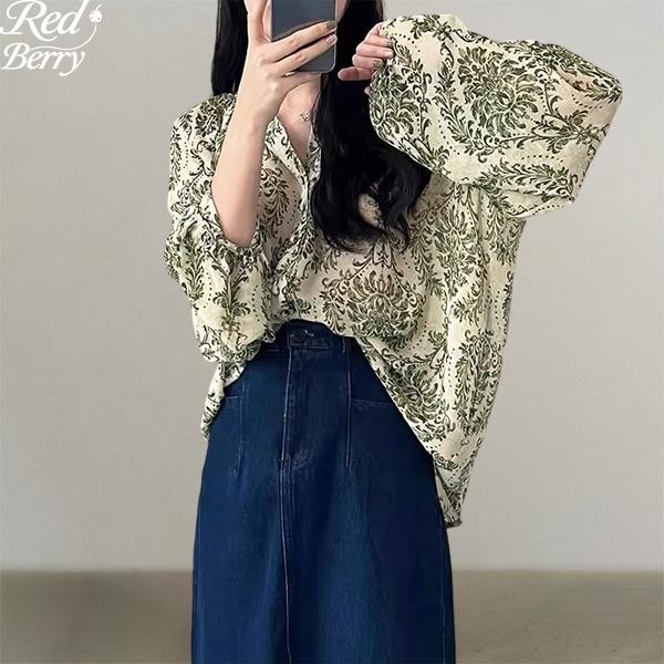 Red Berryเสื้อเชิ้ตคอวีสไตล์เรโทรสำหรับผู้หญิงในช่วงฤดูร้อน ลายดอกไม้ แขนโคมไฟโปร่งใสเล็กน้อยW317