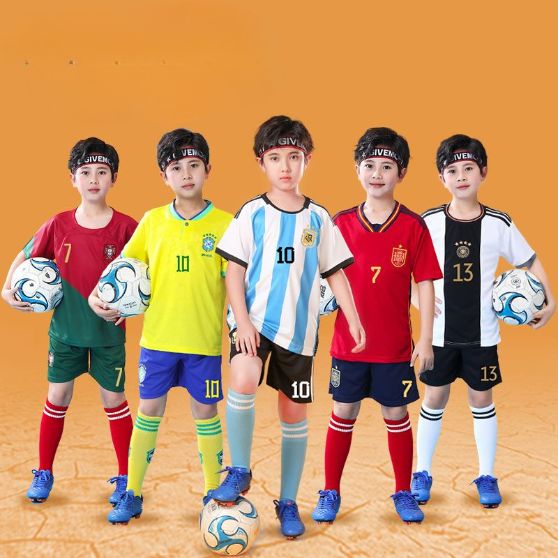ชุดฟุตบอลทีมชาติ สำหรับนักเรียนปี 2026 แบบลายเมสซี่, เนย์มาร์, มบัปเป้, และโรนัลด์