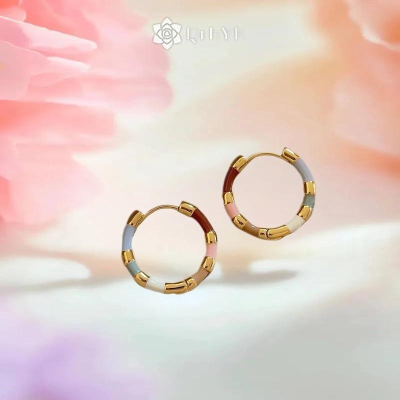 QrhYK แฟชั่นเกาหลีเคลือบที่มีสีสันโลหะต่างหูห่วงกลมสําหรับผู้หญิงสวมใส่ทุกวันพรรคเซ็กซี่หูหวานอุปกรณ์เสริมใหม่