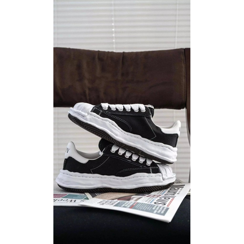 รองเท้าผ้าใบสีดําต่ํา MY Oq Sole Canvas