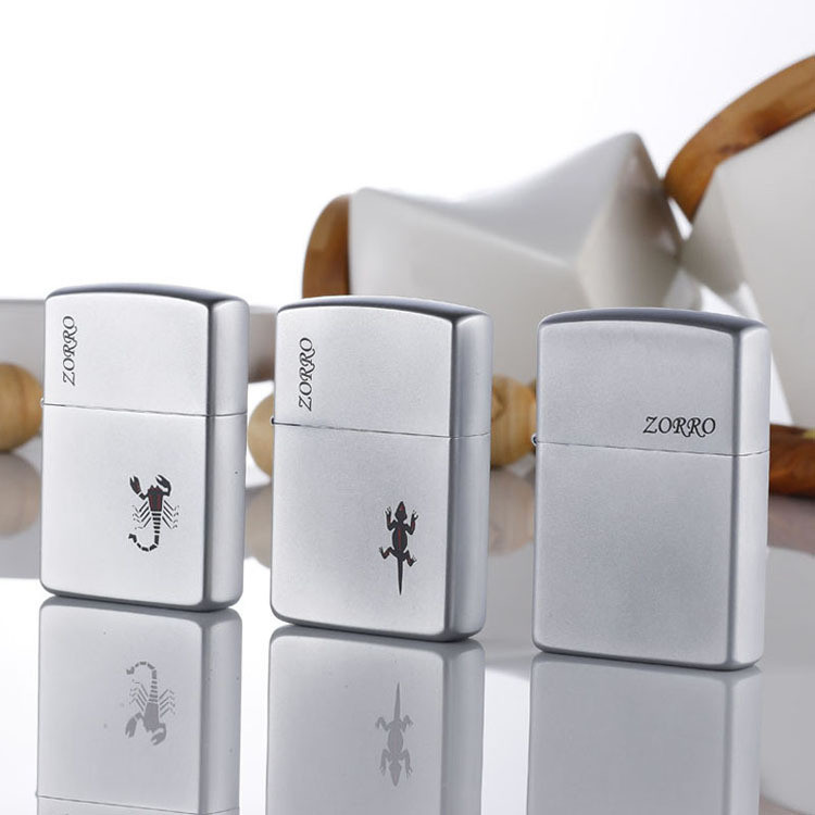 ไฟแช็คโลหะเรโทร ZORRO Zorro น้ำมันก๊าด ทรายโครเมียม โลโก้ ZORRO ไฟกลางคืน