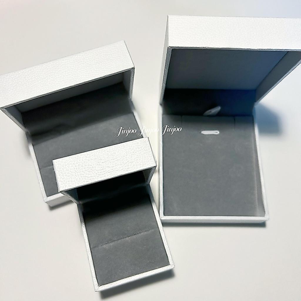 Jinjoo (ซื้อพร้อมเครื่องประดับในร้านเท่านั้น) กล่องใส่เครื่องประดับสีขาว ด้านในกำมะหยี่สีเทา