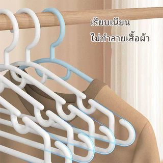 แพ็ค 50 อัน เหมาะสำหรับจัดระเบียบตู้เสื้อผ้า ไม้แขวนเสื้อ ไม้แขวนเสื้อพลาสติกกันลื่นสีขาว ไม้แขวนเสื้อพลาสติกบาง
