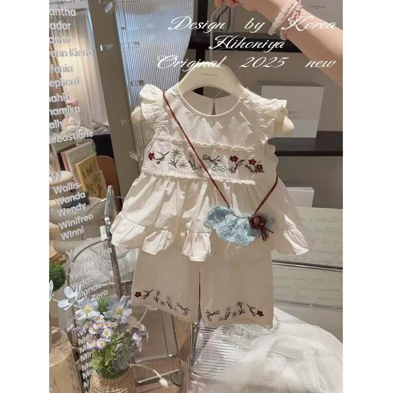 【ใหม่ล่าสุด】ชุดเด็กผู้หญิงสไตล์ชนบท สีขาวลายปักดอกไม้ เสื้อกั๊กระบายลูกไม้+กางเกงขากว้าง 2 ชิ้น น่ารักบอบบาง สำหรับซัมเมอร์ 2025 ส่งฟรี