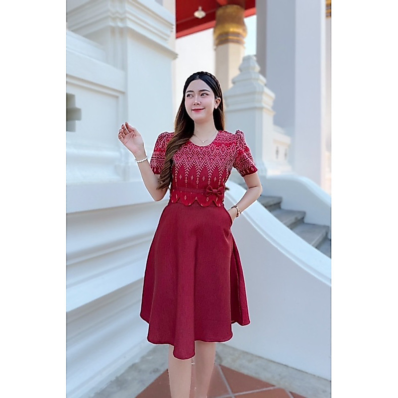 สุพรรณษาเดรสผ้าไทยผ้าทอลายสีแดง โบว์เอวหยัก กระโปรงทรงย้วย มีกระเป๋า 2 ข้าง
