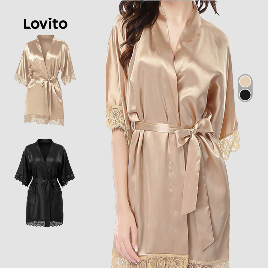 Lovito เสื้อคลุมไอซ์ซิลค์ซาตินเนื้อเย็นเนียนสะดวกสบาย เซ็กซี่และทันสมัย ปลายขอบลูกไม้ผูกหน้า เสื้อผ้าใส่ผ่อนคลาด สำหรับผู้หญิง LNE143074