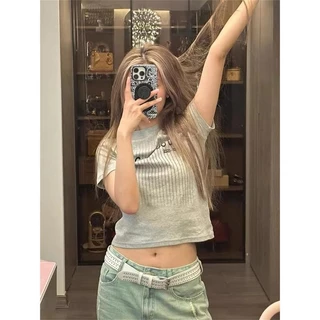เสื้อยืดแขนสั้นสีเทาสไตล์ย้อนยุคสไตล์อเมริกันสำหรับผู้หญิงในช่วงฤดูร้อนปี เสื้อตัวสั้นทรงเข้ารูปสุดเก๋และน่ารัก