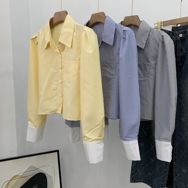 Chili Koko เสื้อครอป เสื้อเชิ้ตแขนยาวลายทาง ผู้หญิง ปลายแขน 2 ชั้น ด้านหน้าสั้น หลังยาว ทรงหลวม แฟชั