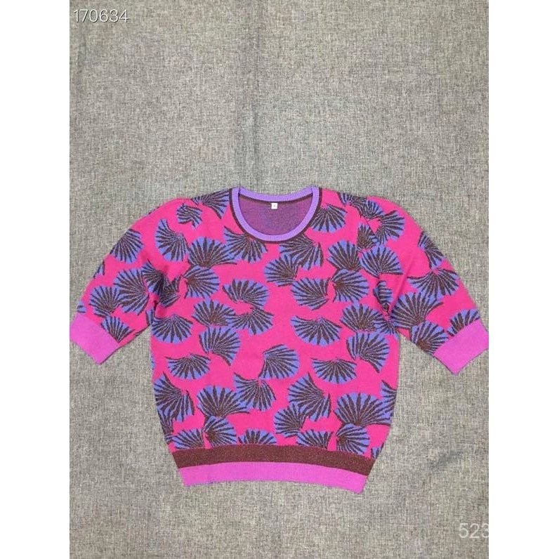 เสื้อยืดแขนสั้น DVF 2022 ลายดอกไม้สีม่วง ออกแบบพู่พัดทรงแฟนซีและคอลายขอบยืด มีสไตล์ทันสมัย สวมใส่ง่า