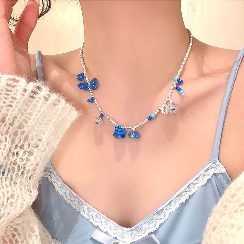 2025 ใหม่สไตล์ ไคลน์ สีฟ้าหักเงินข้าวลูกปัดเรซิ่นดอกไม้สร้อยคอแฟชั่นประณีต กระดูกไหปลาร้า โซ่ หวานเย