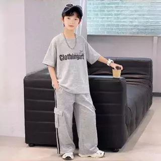 ชุดเด็กผู้ชาย: เสื้อยืดแขนสั้นพิมพ์ลายตัวอักษรภาษาอังกฤษ + กางเกงคาร์โก้ สไตล์เกาหลีทันสมัย ​​สวมใส่สบายและดูสปอร์ต
