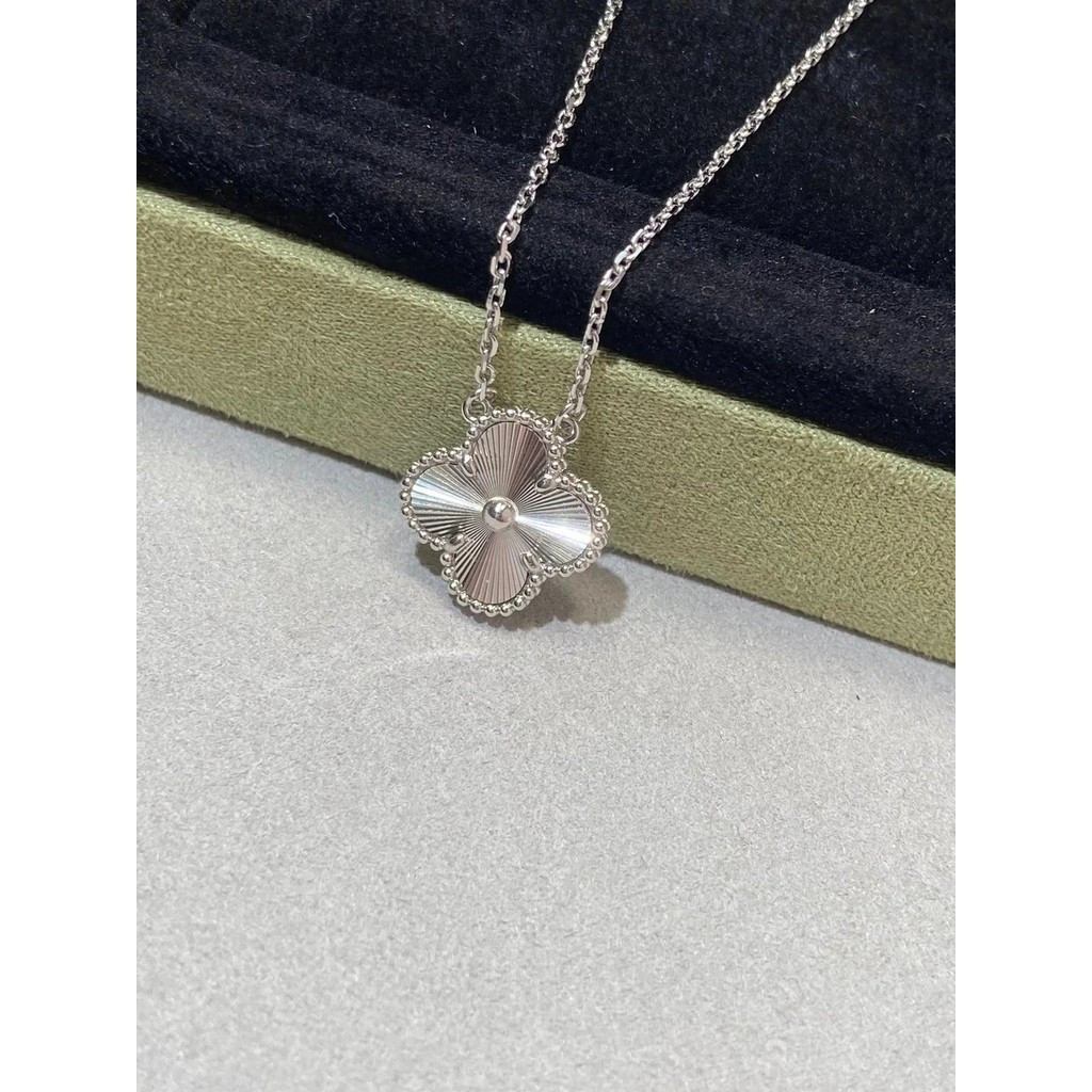 สร้อยข้อมือจี้โคลเวอร์สี่잎 ลายแกะสลักภาษาอังกฤษแท้ พรีเมียม