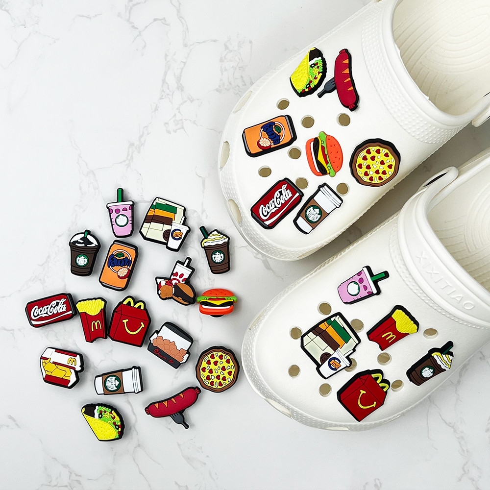 ตัวติดรองเท้ามีรู นติดรองเท้า Shoe charms หัวเข็มขัดรูเชือกรองเท้า การออกแบบสัญลักษณ์น่ารักและเป็นที่นิยม สำหรับผู้หญิงและเด็กๆ อุปกรณ์ตกแต่งรองเท้าและรองเท้าแตะ DIY คุณภาพสูง