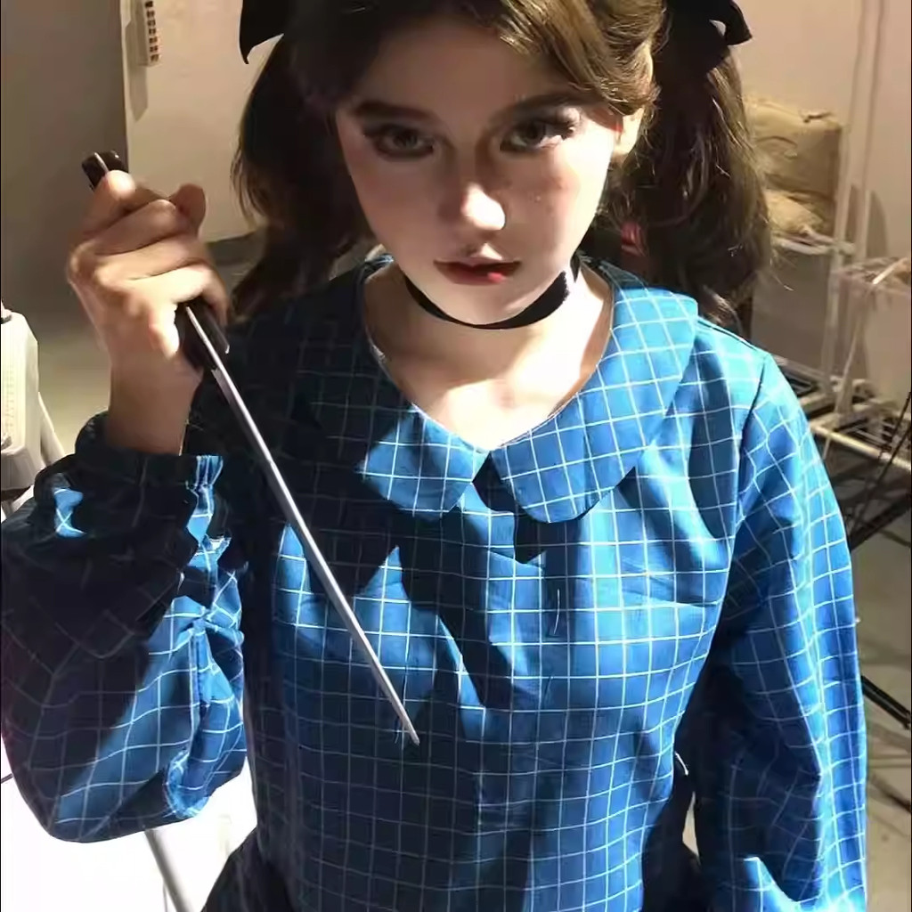 ชุดคอสเพลย์ Orphan และ Ester มาจากภาพยนตร์สยองขวัญเรื่อง Orphan พร้อมสำหรับการแสดงในงานฮาโลวีน