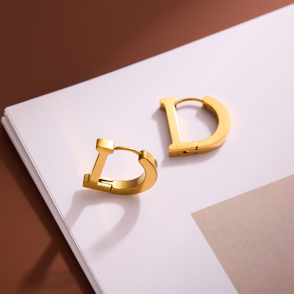 ต่างหูไทเทเนียมเหล็กชุบ 18K ทองแท้ Glossy Letter D ต่างหูเครื่องประดับสุภาพสตรี