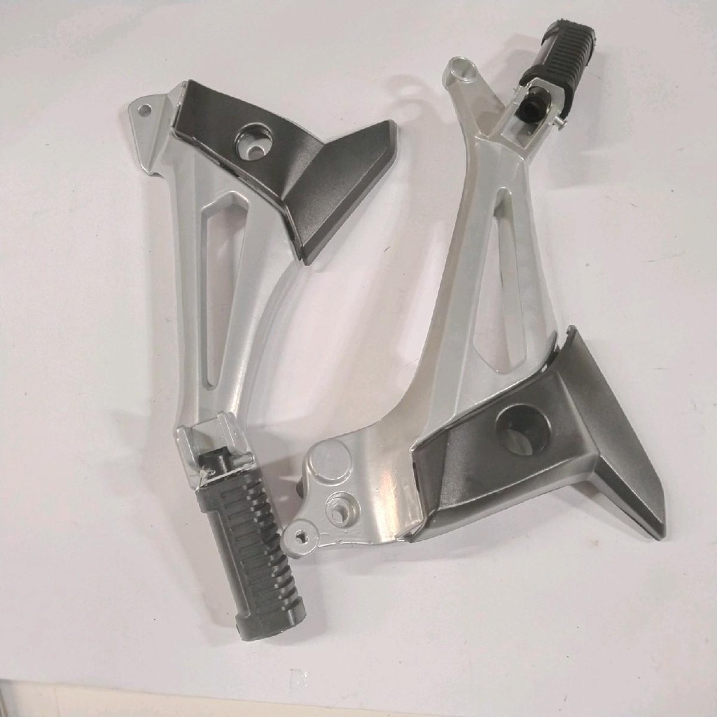 REAR FOOT STEP MOUNT + REAR STEP RUBBER SUPRA X 125 ใหม่ขวา