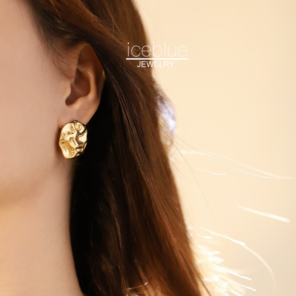 iceblue-ต่างหูติดหูดอกไม้ทรงกลมผิวตีลวดลายรูปทรงไม่สม่ำเสมอ ทำจากสแตนเลส ชุบทอง18K สไตล์หรูหราน่าประทับใจ เหมาะงานปาร์ตี้ ไม่ก่อภูมิแพ้ กันน้ำ กันเหงื่อ ไม่ซีดสี สำหรับสุภาพสตรี E118