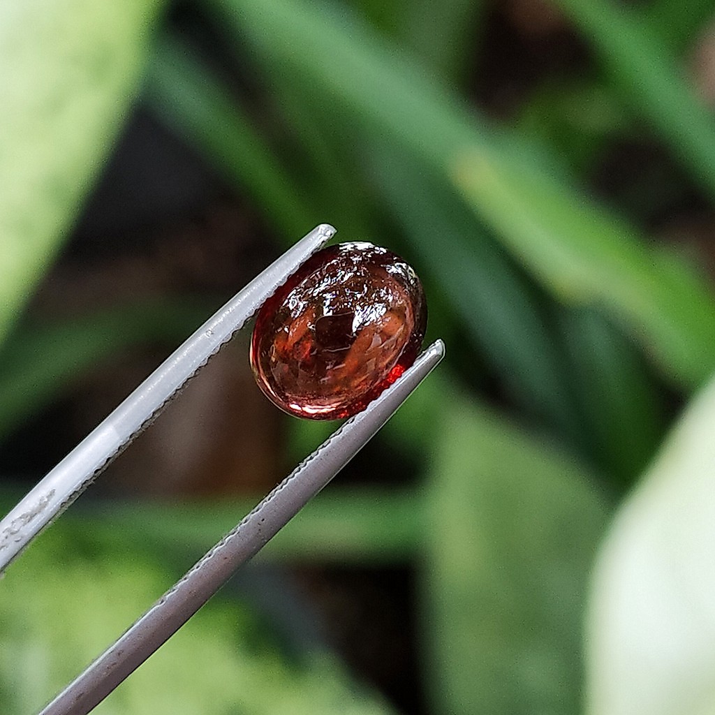 พลอยโกเมนจันทบุรี (Garnet) น้ำหนัก 3.00 กะรัต เนื้อใสสะอาดไม่มีตำหนิ เป็นพลอยดิบ พลอยแท้จากบ่อจังหวัดจันทบุรี
