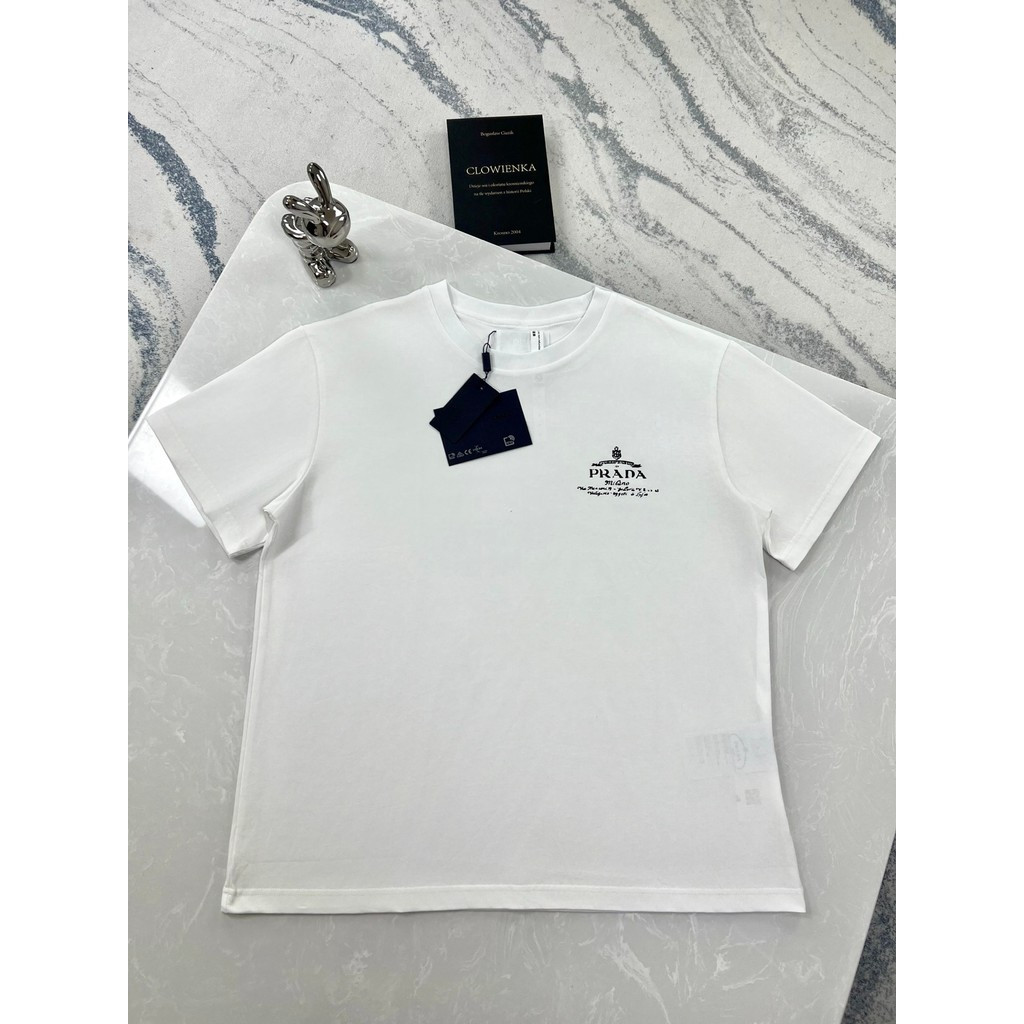 Prada/Prada 2026 คลาสสิกรอบคอแขนสั้นเสื้อยืดผู้ชายผู้หญิงสไตล์แฟชั่นตัวอักษรธุรกิจ Street สไตล์ Bott