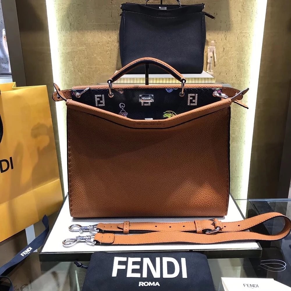 FENDI PEEKABOO กระเป๋าเอกสาร Pebbled สําหรับผู้ชายขนาดกลาง