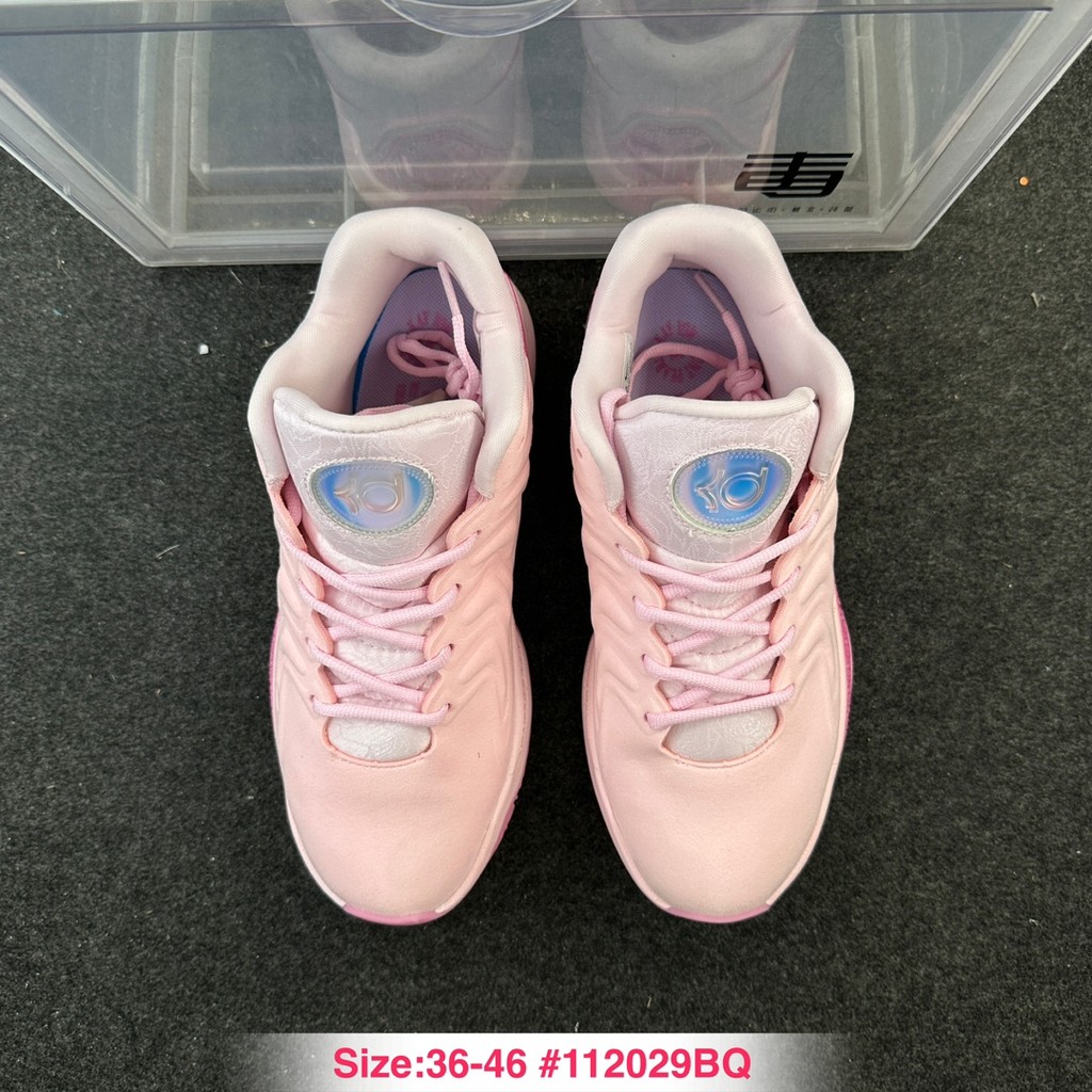 รองเท้าบาสเก็ตบอล KED 17 รุ่นใหม่ ออกแบบมาเพื่อความสะดวกในสนามกลางแจ้ง พร้อมให้ทั้งเด็กชายและเด็กหญิ