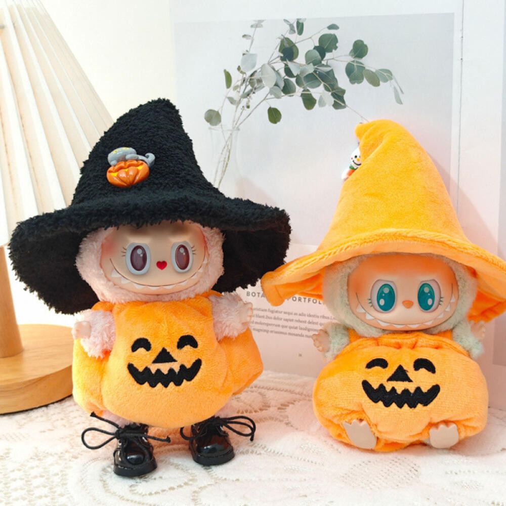 ชุดของเล่นฮalloween ประกอบด้วย หมวกสีดำ, กางเกงแขวน, ชุดฟักทอง, และจี้ผ้าใบ