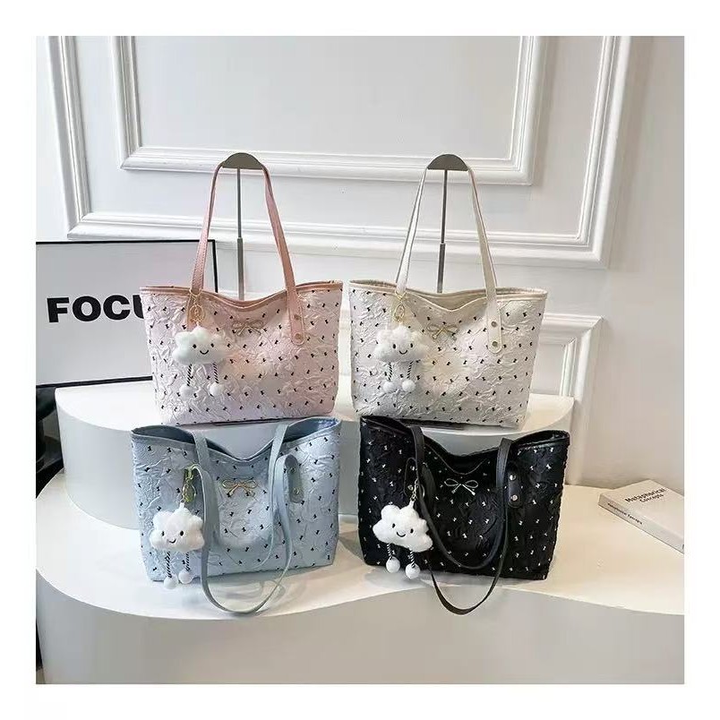 กระเป๋าถือกระเป๋าสะพายข้างมาใหม่แถมพวงกุณแจตุ๊กตาน่ารักA950