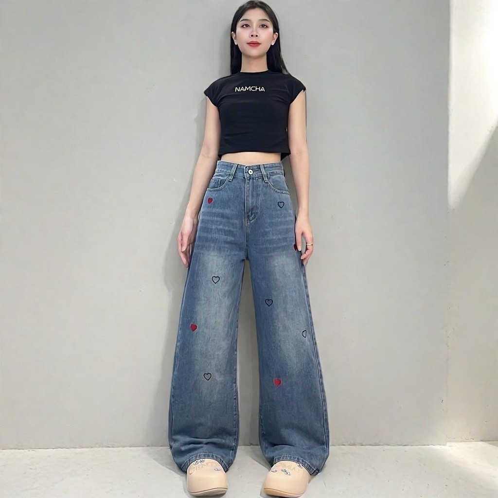 NAMCHA กางเกงยีนส์  กางเกงยีนส์ทรงกระบอกกลาง สียีนส์ ปักหัวใจสีดำ-เเดง 2590