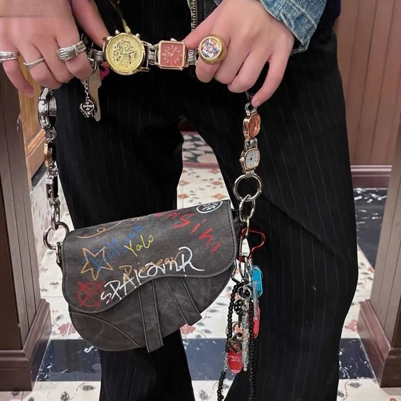 กระเป๋าสะพายข้างสไตล์กราฟิก ออกแบบโดย Ghost Horse Heavy Industry แบบพกพาRK2I