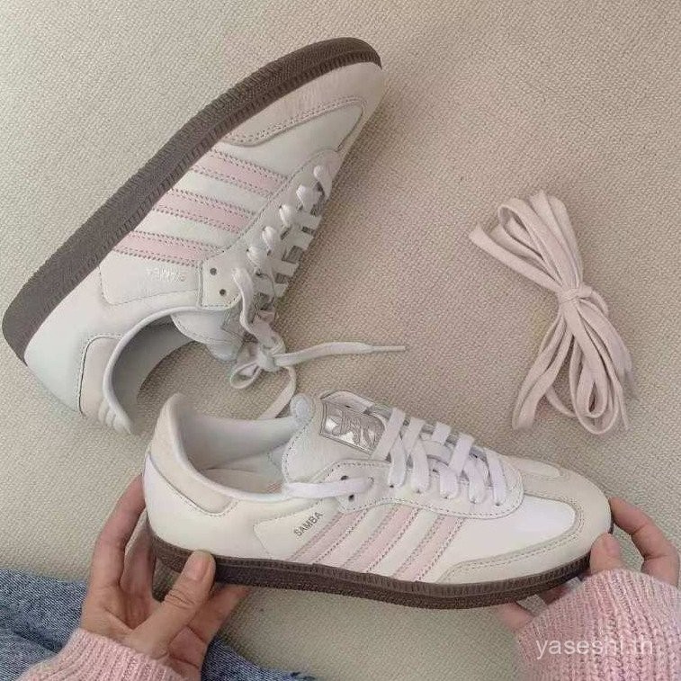 Adidas Originals SAMBA OG W สบายอเนกประสงค์กันลื่นทนต่อการสึกหรอรองเท้าบอร์ดตัดต่ําสําหรับผู้ชายและผู้หญิงสีขาวสีชมพู