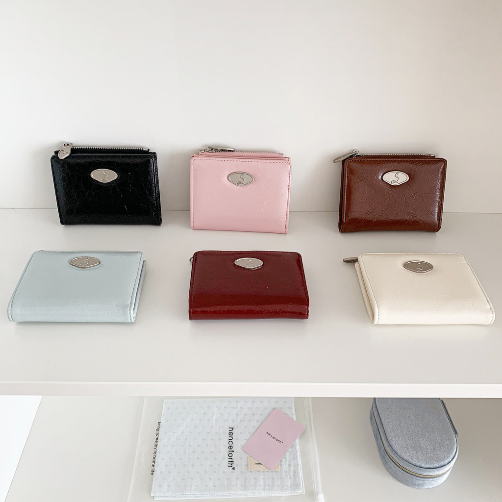 กระเป๋าสตางค์หนังคุณภาพดี ออกแบบพับเก็บได้ มาพร้อมช่องบัตรหลายใบ และมีความจุมาก เหมาะสำหรับการใช้งานทุกวัน
