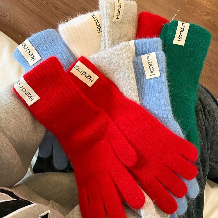 ถุงมือถักยาวสำหรับนักเรียนในฤดูหนาว ออกแบบมาเพื่อให้อบอุ่นขณะขี่จักรยาน