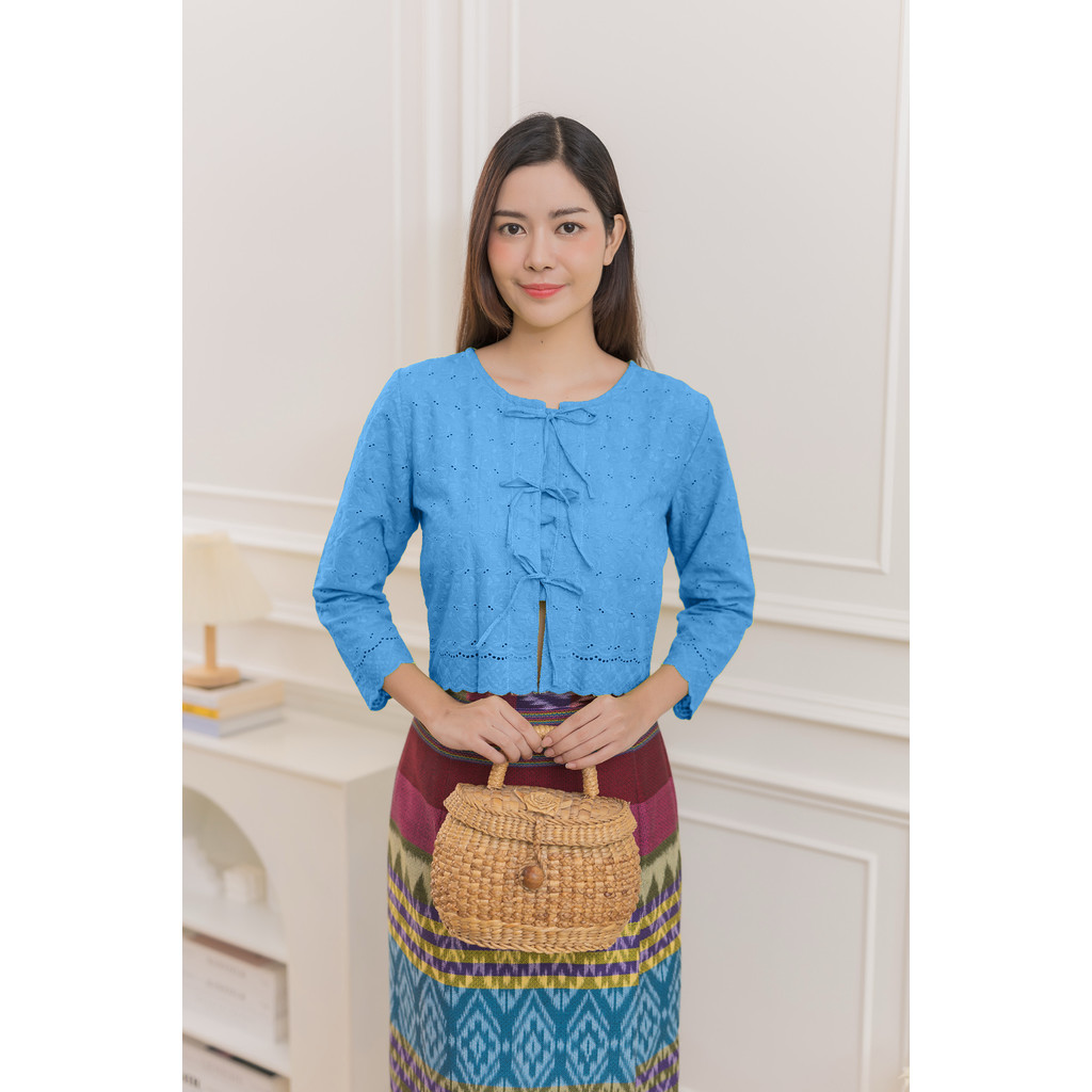 เสื้อบัวเกี๋ยง เสื้อแขนยาว ผู้เชือกด้านหน้า ตัวเสื้อใส่สบายๆไม่ฟิตตัว มีสีฟ้า สีฟ้ามิ้นท์ สีน้ำเงินเข้ม และสีดำ