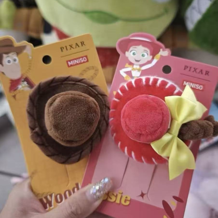 Pixar Woody Tris หมวกคาวบอยเครื่องประดับผมตุ๊กตาหมวกสามมิติคลิปด้านข้างสาวกิ๊บติดผมอเนกประสงค์