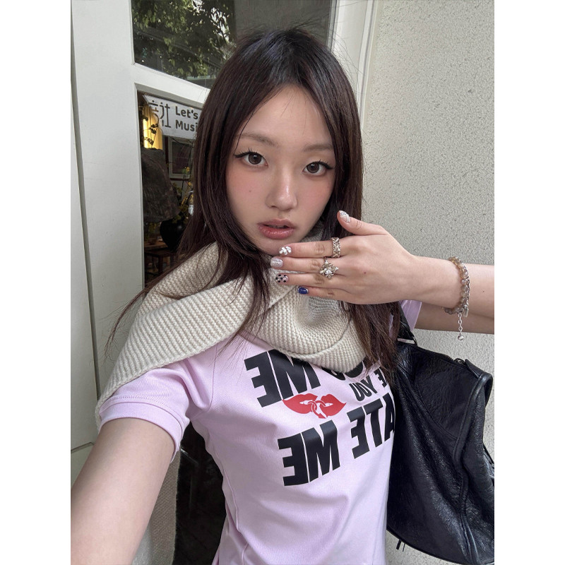 (พร้อมส่ง24ชม.) baby tee สีชมพู ลายตัวอักษรสีดำกับริมฝีปาก ฟีลหวานแซ่บ ทรงเข้ารูป ใส่ชิค
