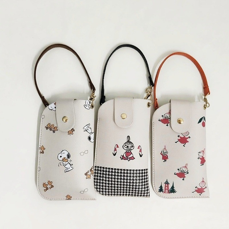 เคสแว่นตาHangable Pu สำหรับแว่นตากันแดด ออกแบบโดย Snoopy พกพาสะดวกและสามารถแขวนได้
