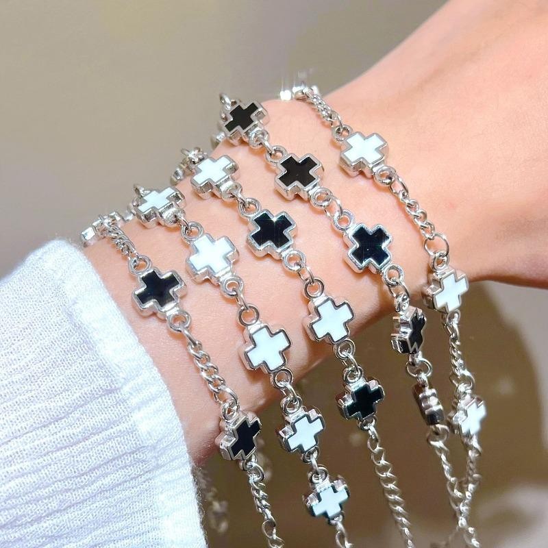 แฟชั่นเกาหลีสีดําและสีขาวข้ามสร้อยข้อมือนักเรียนหญิงเครื่องประดับของขวัญ
