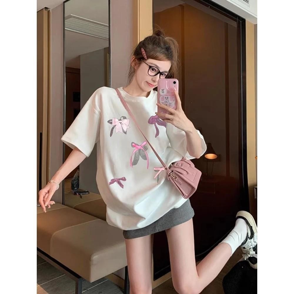 ✨(จัดส่งตลอด 24 ชั่วโมง)พร้อมส่ง เสื้อยืดแขนสั้นพิมพ์ลายโบว์สำหรับผู้หญิงเสื้อระดับไฮเอนด์ฤดูร้อนดูดีสุดๆ ins