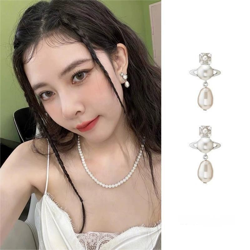 ต่างหูมุก Queen West Saturn สไตล์เรโทรหรูหรา สำหรับโอกาสพิเศษและวัน.daily.wear