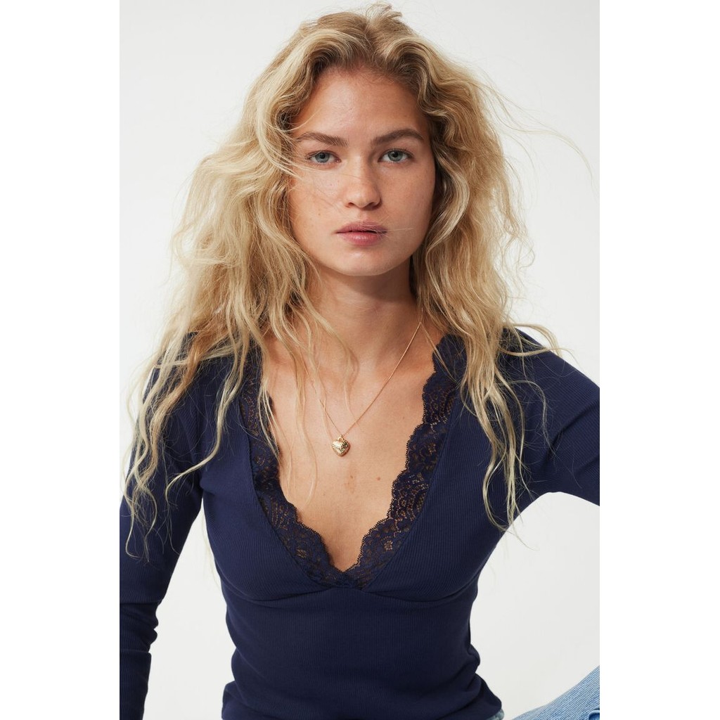 H&M(เอชแอนด์เอ็ม) เสื้อท็อปแต่งขอบลูกไม้ Women Lace-trimmed top 1296050_1