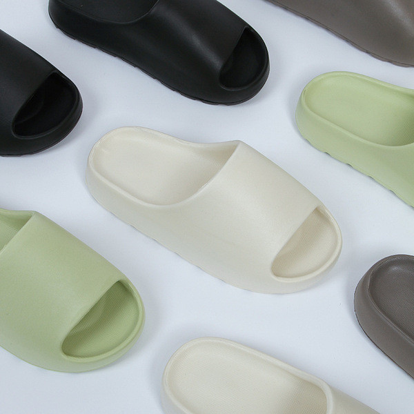 รองเท้าแตะพลังงานแสงอาทิตย์ schooll รองเท้า คู่กันลื่นชายหาด YEEZY รองเท้าแตะใส่ในบ้านสำหรับผู้ชายแล