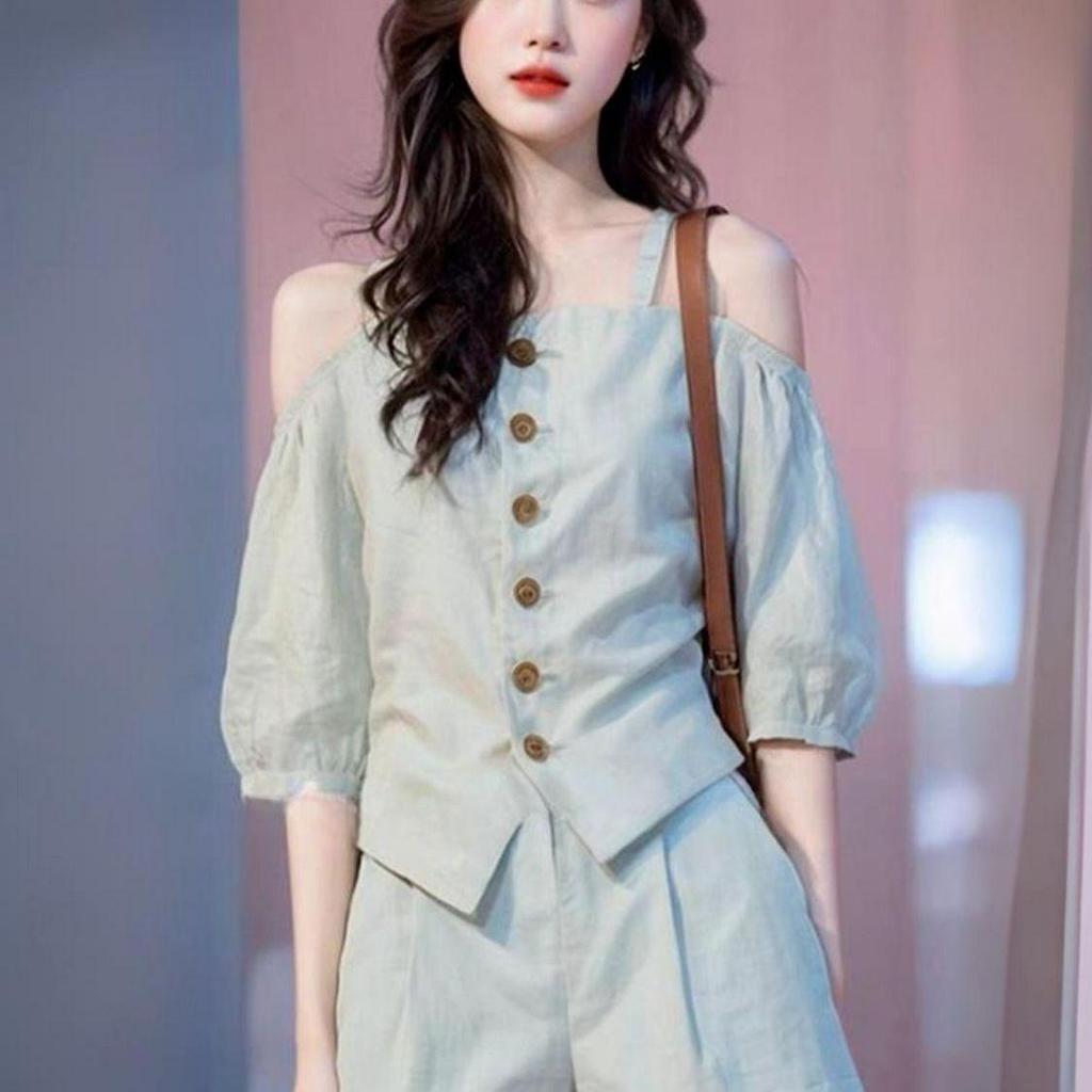 [มูลค่าสูง] ฤดูร้อนสไตล์เกาหลีสวยชุดสองชิ้นผู้หญิงสีทึบไหล่เดียวด้านบนจับคู่กางเกงขาสั้นลําลองเอวสูงเฉพาะลดอายุ ผอมลง ดูพร็อพครบชุด