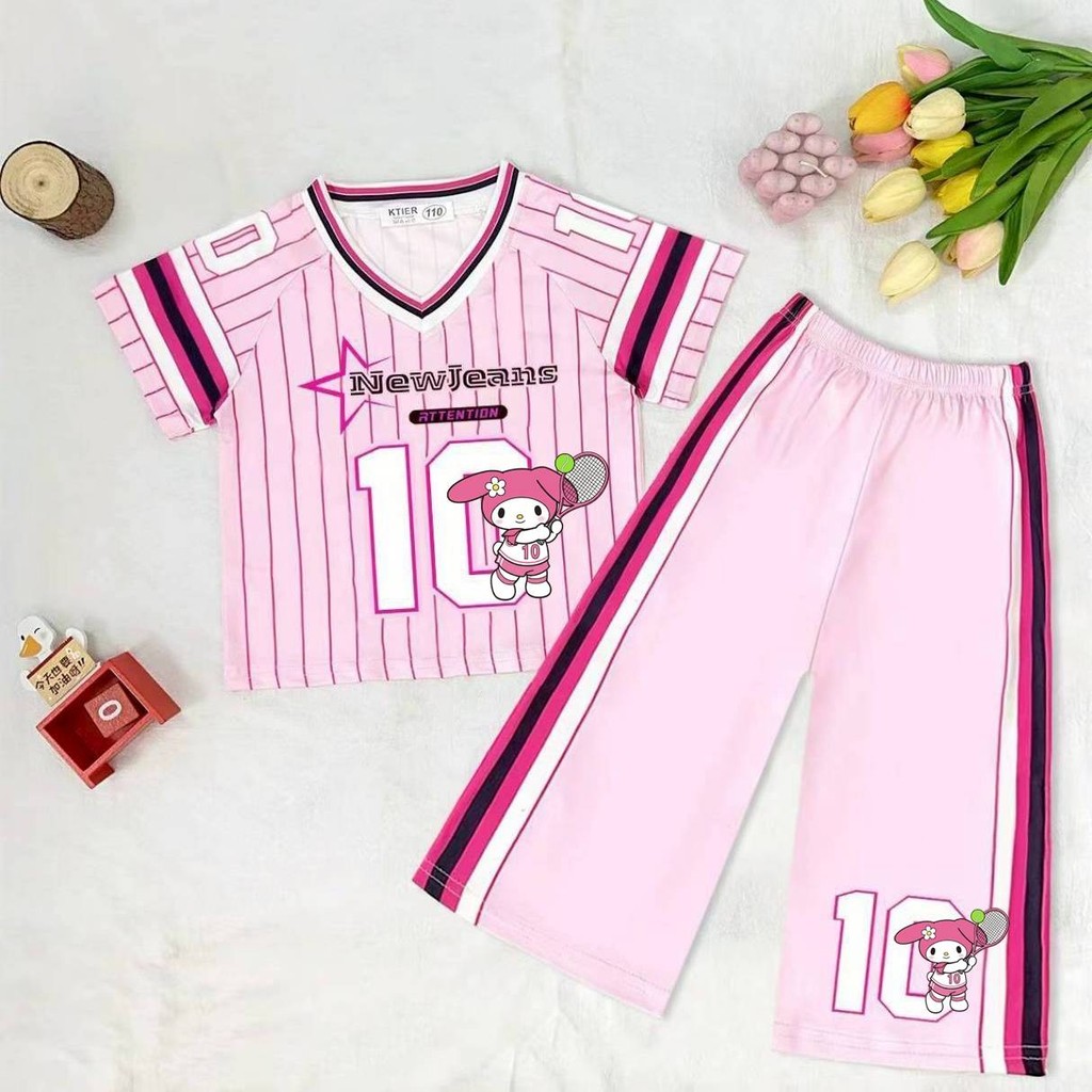 Pinkชุดเซ็ทเด็กกีฬาคอวี แต่งลายน่ารัก เนื้อผ้าใส่สบาย ระบายอากาศดี ชุดลำลอง ใส่สบาย แฟชั่นเด็กน่ารัก