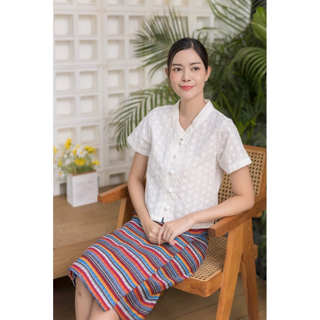 เสื้อบัวผัด สีงาช้าง สีมัสตาร์ด สีดำ และ สีมอคค่า ใส่ทำงานได้ สวยเรียบง่ายแต่ดูดี มีเสน่ห์เหนือกาลเวลา