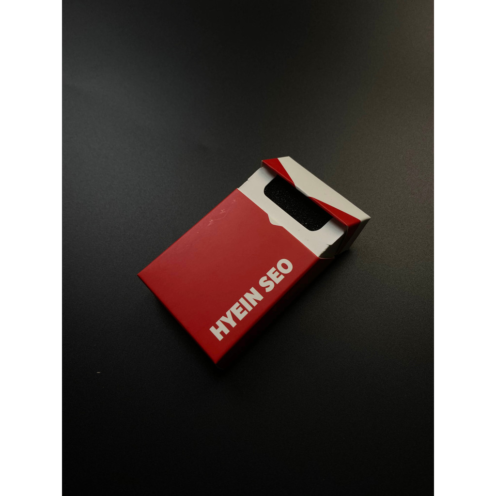 เคสบุหรี่ HYEIN SEO ลายอักษรภาษาอังกฤษแดง สำหรับการประดับตกแต่ง