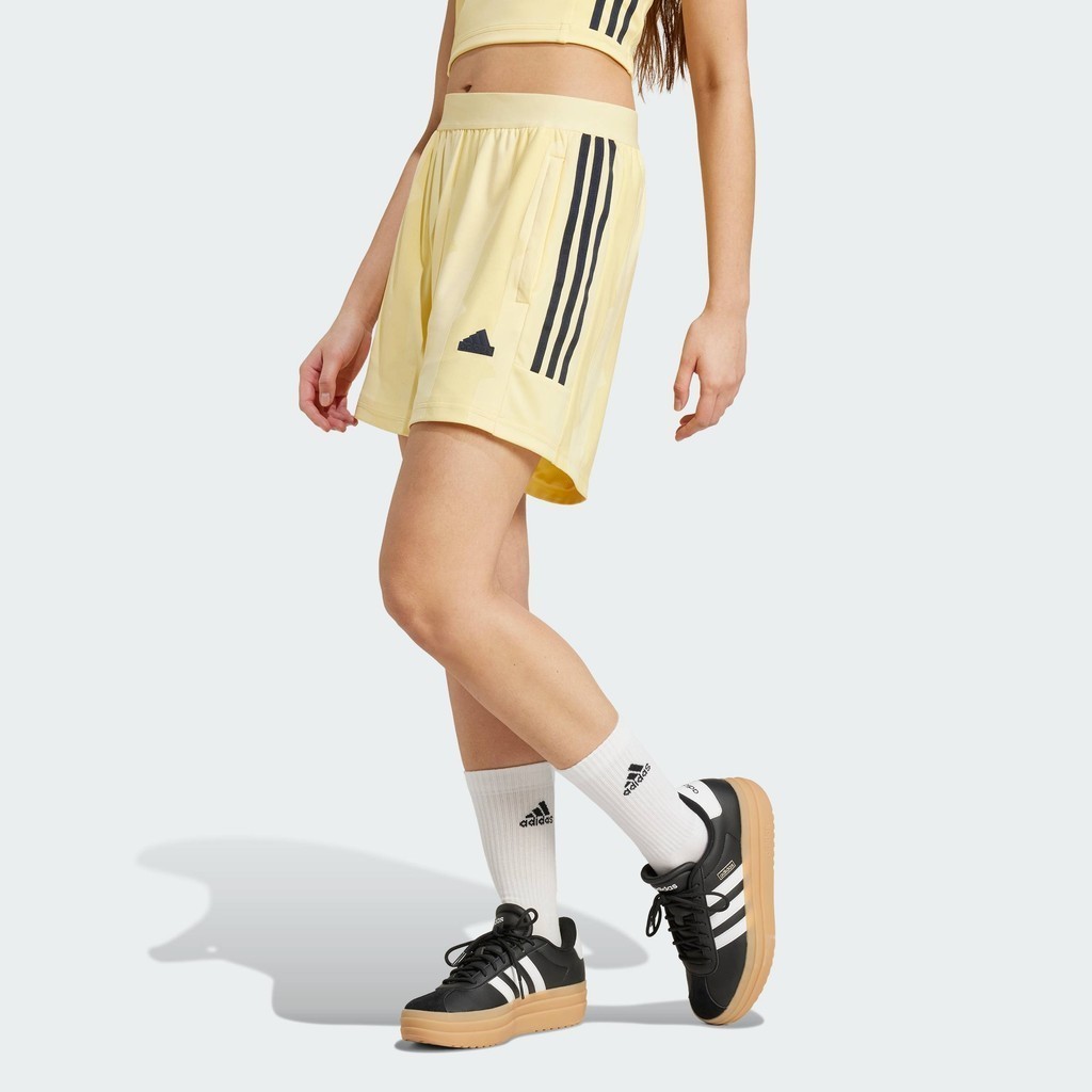 adidas ไลฟ์สไตล์ กางเกงขาสั้นผ้าแจ็คการ์ด Tiro Cut 3-Stripes ผู้หญิง สีเหลือง IX3729